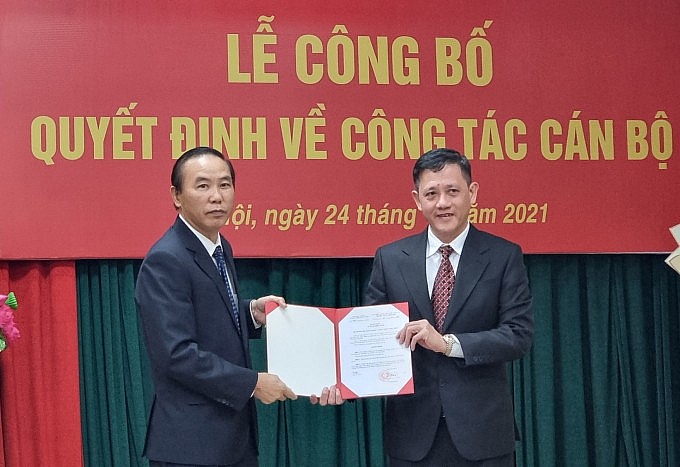 Ông Dương Tất Thắng (phải) nhận quyết định bổ nhiệm