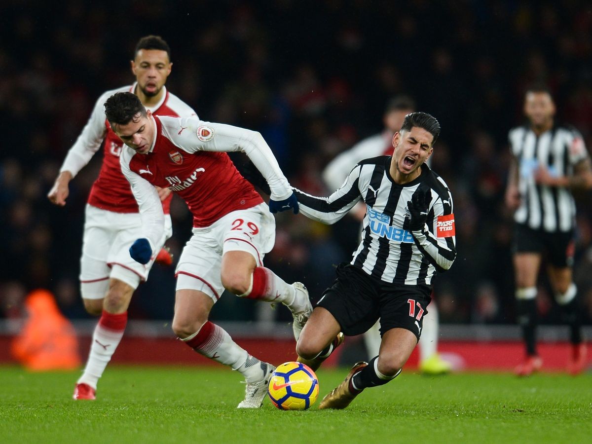 Arsenal (trái) có nhiều lợi thế khi đối đầu Newcastle