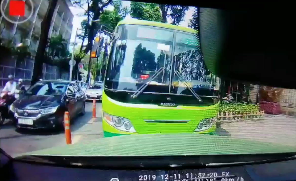 video chay ngo ngao lan lan nguoc chieu xe buyt gap cai ket bat ngo