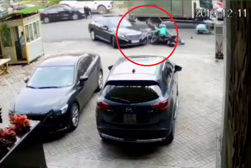 video mercedes lua xe may len via he nguoi bi thuong nam la liet