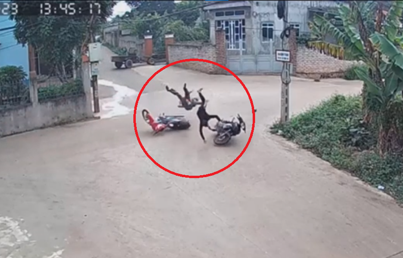 Video TNGT: Xe máy tông nhau kinh hoàng, 3 người nguy kịch