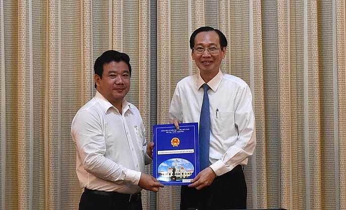 Ông Nguyễn Trần Phú (trái) nhận quyết định bổ nhiệm (Ảnh: VGP)