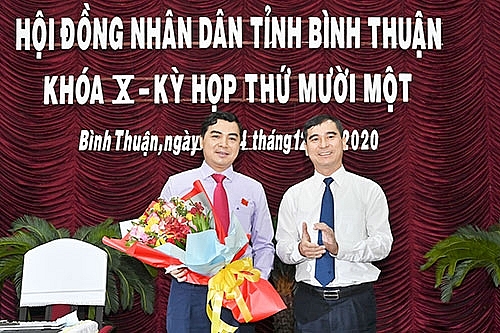 Bí Thư tỉnh ủy Dương Văn An tặng hoa chúc mừng Chủ tịch HĐND tỉnh Nguyễn Hoài Anh (Ảnh: Báo Bình Thuận)