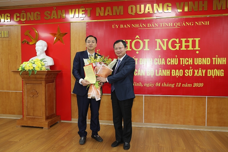 Ông Cao Tường Huy trao quyết định cho ông Nguyễn Việt Hùng (Ảnh: Báo Quảng Ninh)