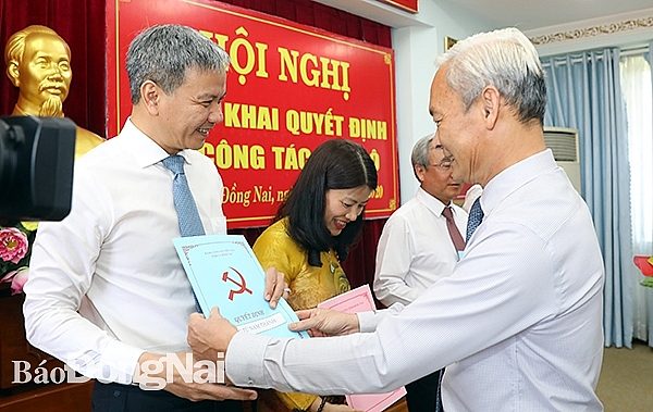 Bí thư Tỉnh ủy Nguyễn Phú Cường trao quyết định cho các nhân sự (Ảnh: Báo Đồng Tháp)