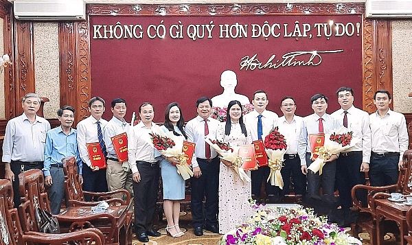 Phó Chủ tịch UBND tỉnh Trần Văn Mi trao quyết định (Ảnh: Báo Bình Phước)