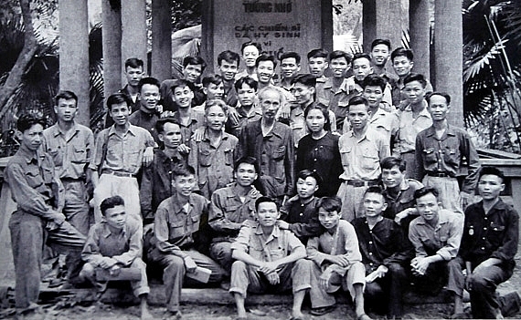 Chủ tịch Hồ Chí Minh chụp ảnh lưu niệm với các đại biểu dự Đại hội toàn quốc các Chiến sĩ thi đua và cán bộ gương mẫu tại Việt Bắc từ ngày 01 đến 06/5/1952