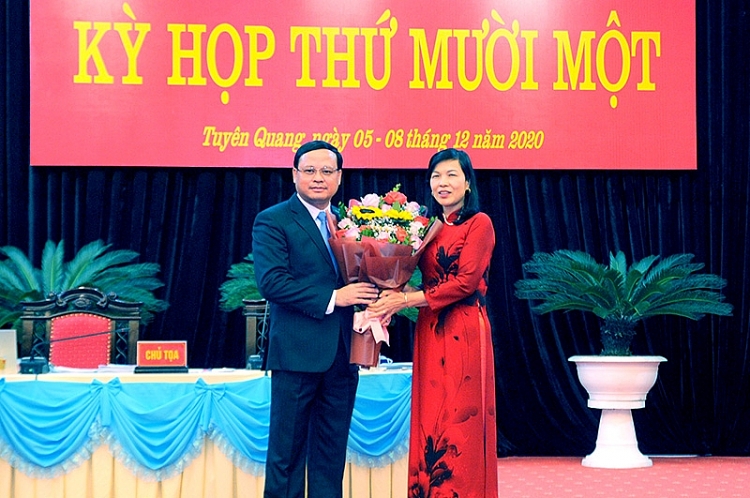 Bà Phạm Thị Minh Xuân, Phó Chủ tịch HĐND tỉnh chúc mừng ông Nguyễn Mạnh Tuấn (Ảnh: Báo Tuyên Quang)
