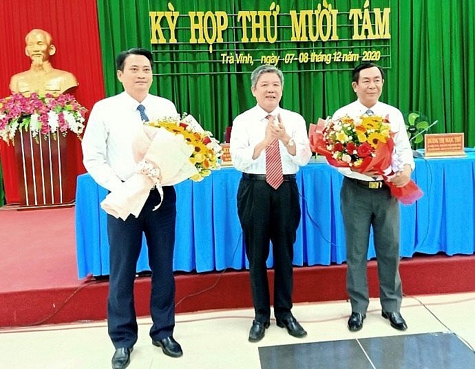 Ông Ngô Chí Cường, Bí thư Tỉnh ủy trao hoa chúc mừng hai tân Phó Chủ tịch UBND tỉnh Trà Vình (Ảnh: VGP)
