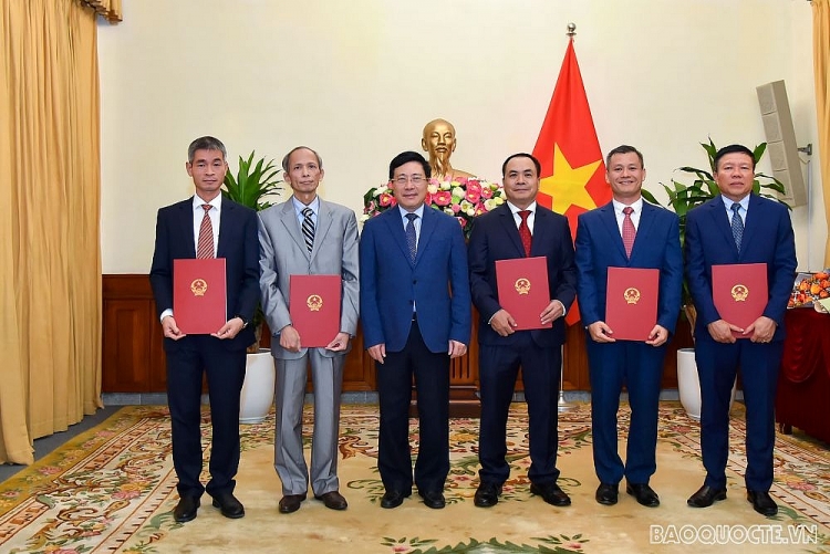 Phó Thủ tướng Phạm Bình Minh (thứ 3 từ trái sang) chúc mừng các nhân sự mới (Ảnh: Thế giới & Việt Nam)