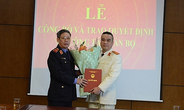 Ông Trần Văn Trung, Cục trưởng Cục 2 trao quyết định cho ông Nguyễn Lê Thắng (Ảnh: BVPL)