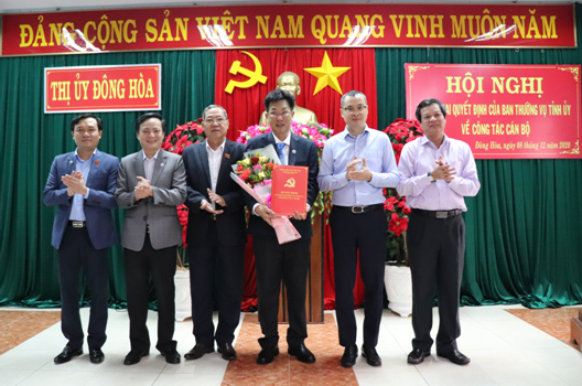 Bí thư Tỉnh ủy Phạm Đại Dương trao quyết định, chúc mừng ông Trần Văn Tân (Ảnh: Báo Kon Tum)