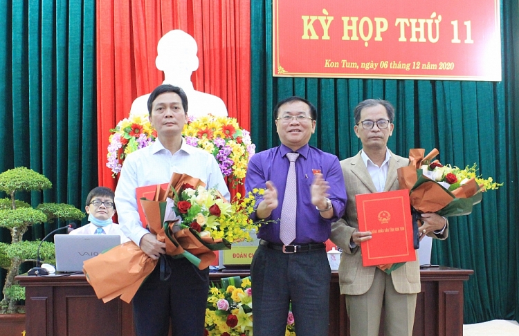 Phó Bí thư Tỉnh ủy, Chủ tịch HĐND tỉnh Nguyễn Văn Hòa tặng hoa chúc mừng 2 nhân sự mới (Ảnh: Báo Kon Tum)