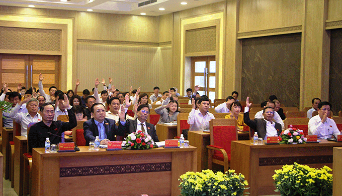 Đại biểu HĐND tỉnh biểu quyết thông qua nghị quyết (Ảnh: Báo Khánh Hòa)