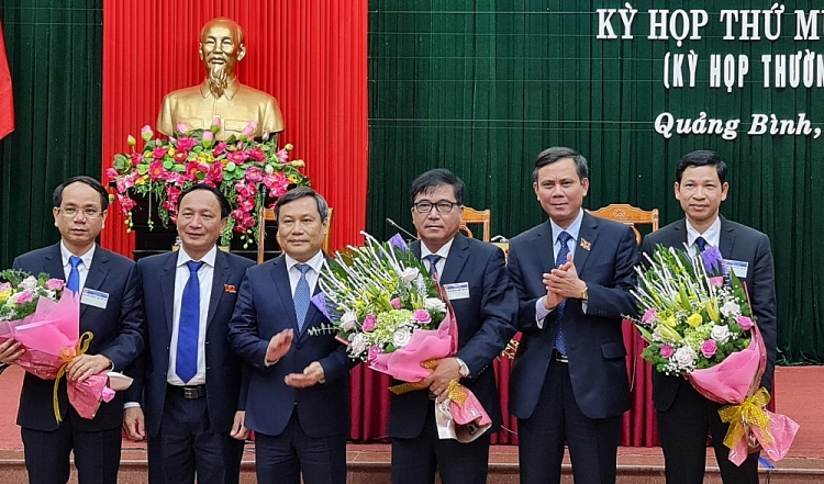 Lãnh đạo Tỉnh ủy, HĐND tỉnh Quảng Bình chúc mừng các tân Phó Chủ tịch UBND tỉnh (Ảnh: SGGP)