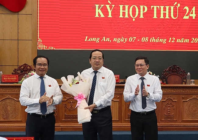 Ông Nguyễn Minh Lâm (giữa) được bầu làm Phó Chủ tịch UBND tỉnh Long An (Ảnh: Cổng TTĐT tỉnh Long An)