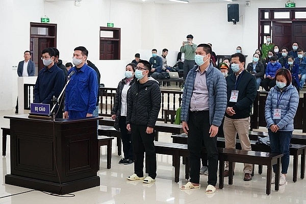 Các bị cáo tại tòa sáng nay (Ảnh: Vietnamnet)