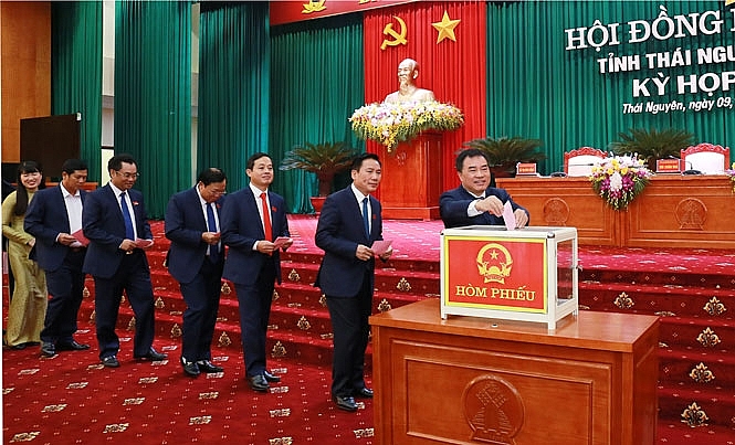 Các đại biểu HĐND tỉnh Thái Nguyên bỏ phiếu bầu (Ảnh: Báo Thái Nguyên)