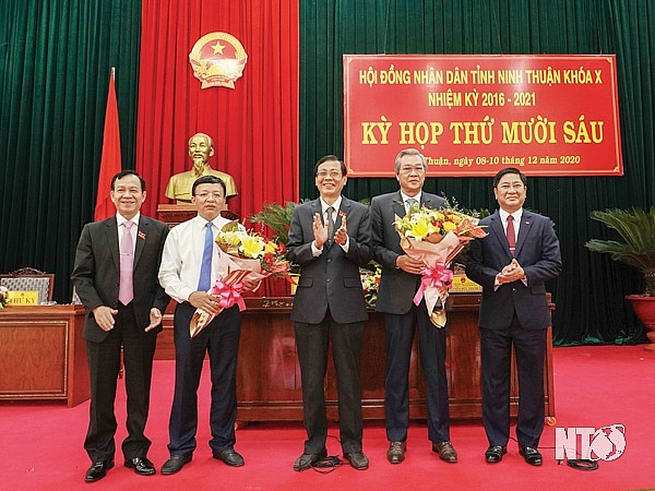 Lãnh đạo tỉnh Ninh Thuận chúc mừng các cán bộ (Ảnh: Báo Ninh Thuận)