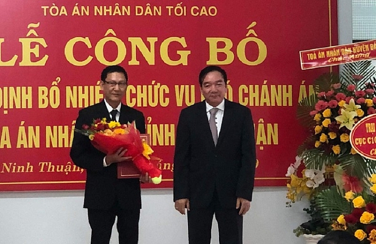 Ông Nguyễn Văn Thanh (trái) nhận quyết định (Ảnh: BOH/PLO)