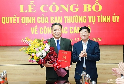 Ông Lê Văn Giáp (trái) giữ chức Phó Chủ nhiệm UBKT Tỉnh ủy Nghệ An (Ảnh: Báo Nghệ An)