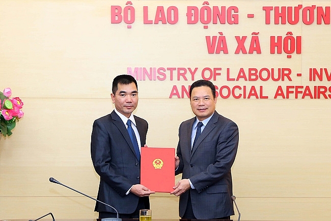 Ông Trần Hưng Long được bổ nhiệm giữ chức bổ nhiệm Phó Vụ trưởng Vụ Tổ chức cán bộ (Ảnh: Báo Dân sinh)