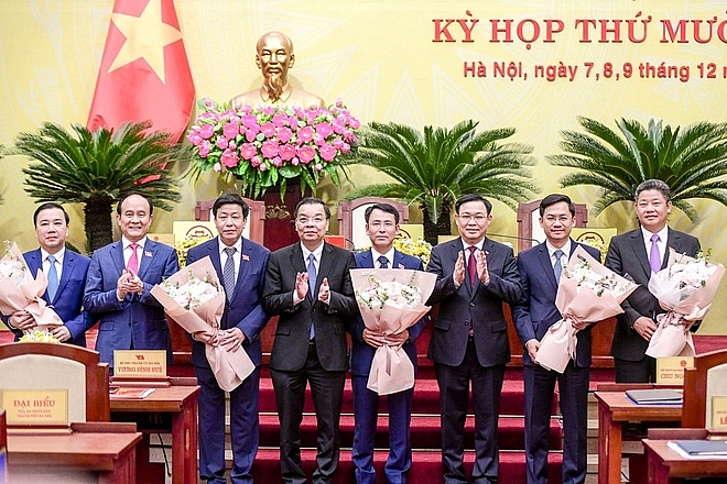 Lãnh đạo Hà Nội tặng hoa chúc mừng 5 tân Phó Chủ tịch UBND TP tại Kỳ họp thứ 18, HĐND TP Hà Nội (Ảnh: Kinh tế đô thị)