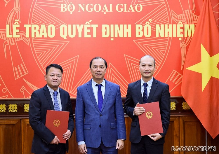 Thứ trưởng Nguyễn Quốc Dũng trao quyết định cho 2 cán bộ