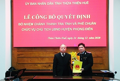 Chủ tịch UBND tỉnh Phan Ngọc Thọ trao quyết định cho ông Lương Bảo Toàn (Ảnh: Cổng TTĐT tỉnh Thừa Thiên - Huế)