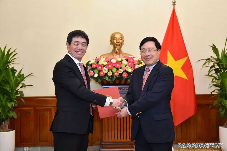 Phó Thủ tướng, Bộ trưởng Phạm Bình Minh trao quyết định cho ông Nguyễn Hải Bằng