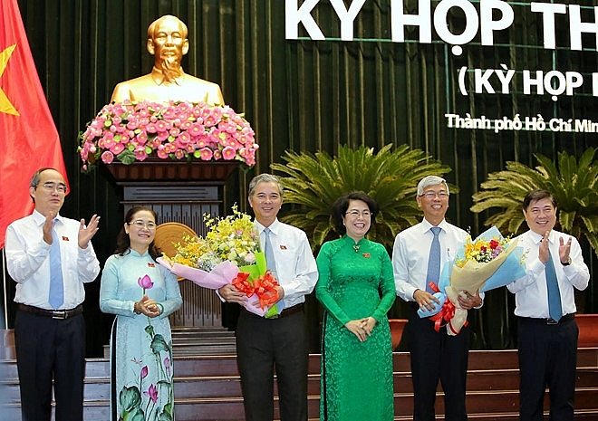Ông Lê Hòa Bình và bà Phan Thị Thắng (ôm hoa) vừa được HĐND bổ nhiệm giữ chức Phó chủ tịch UBND TP (Ảnh: VGP)