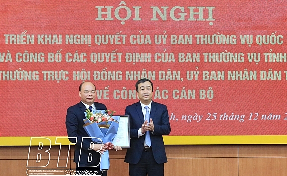 Bí thư Tỉnh ủy Ngô Đông Hải trao quyết định cho ông Đặng Thanh Giang (Ảnh: Báo Thái Bình)