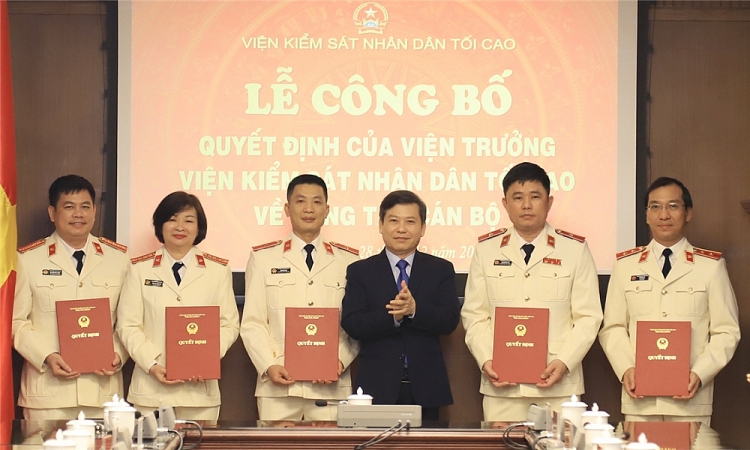 Viện trưởng VKSND tối cao Lê Minh Trí trao quyết định cho các cán bộ (Ảnh: VGP)