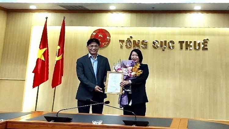 Phó Tổng cục trưởng Đặng Ngọc Minh trao quyết định cho bà Mạnh Thị Tuyết Mai (Ảnh: PLVN)