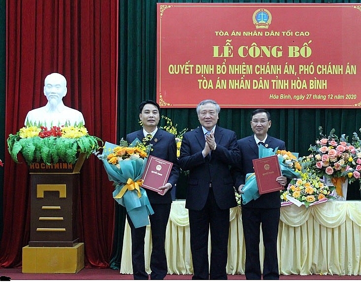 Các ông Lê Văn Tuấn, Nguyễn Kim Trường nhận quyết định bổ nhiệm (Ảnh: Người đưa tin)