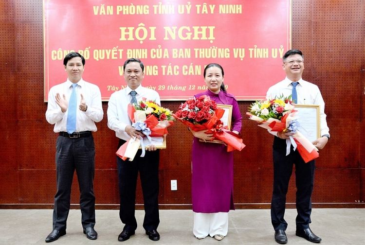 Bí thư Tỉnh uỷ, Chủ tịch HĐND tỉnh Nguyễn Thành Tâm trao quyết định cho các cán bộ (Ảnh: Báo Tây Ninh)