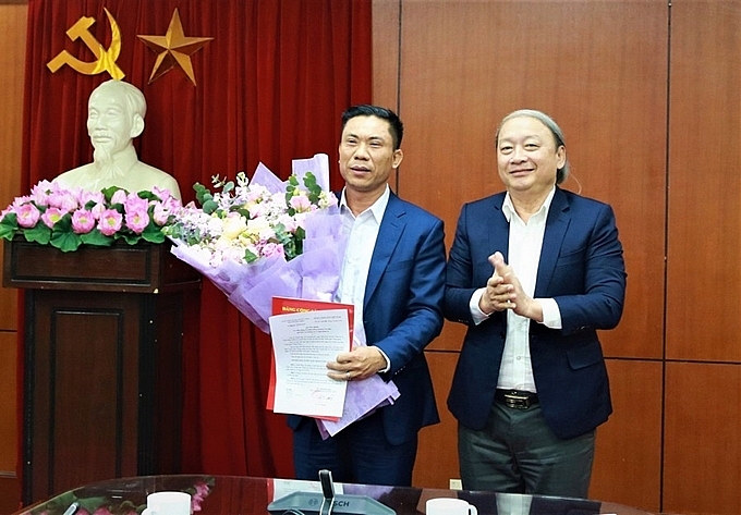 Ông Đoàn Văn Báu (trái) nhận quyết định điều động, bổ nhiệm (Ảnh: Báo điện tử Đảng Cộng sản Việt Nam)