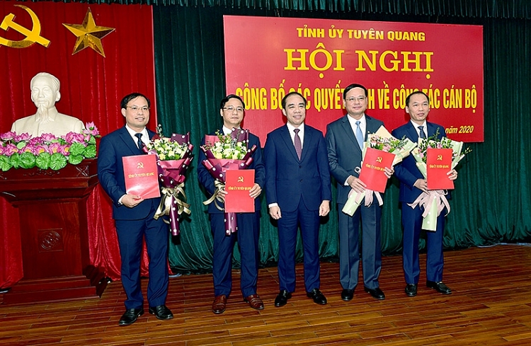Bí thư Tỉnh ủy Tuyên Quang Chẩu Văn Lâm trao quyết định cho các cán bộ