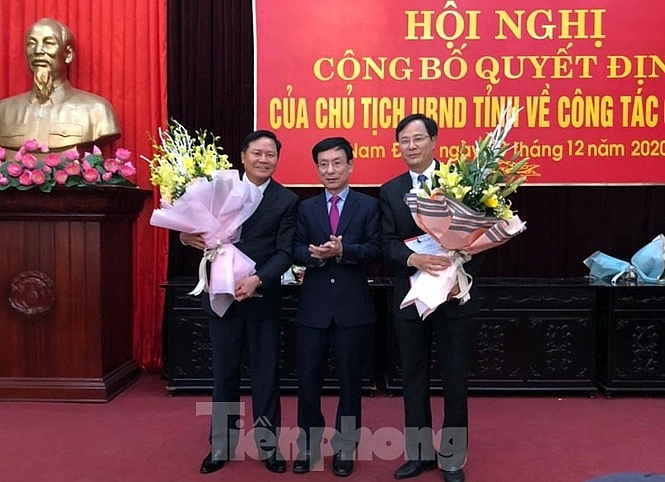 Tân Giám đốc Sở GTVT Nam Định Đinh Xuân Hùng (phải) nhận quyết định (Ảnh: Tiền Phong)