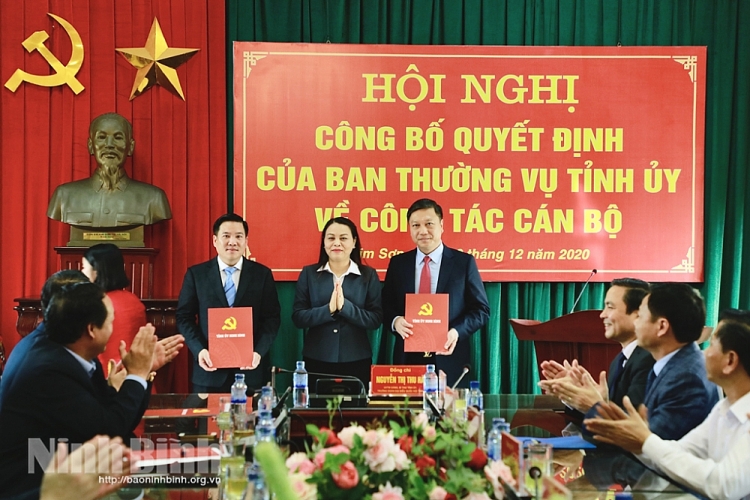 Bí thư Tỉnh ủy Ninh Bình Nguyễn Thị Thu Hà trao quyết định cho các cán bộ