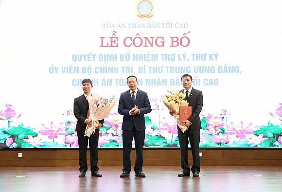 Phó Chánh án TAND tối cao trao quyết định và chúc mừng các ông Nguyễn Xuân Kỳ, Trần Ngọc Thành