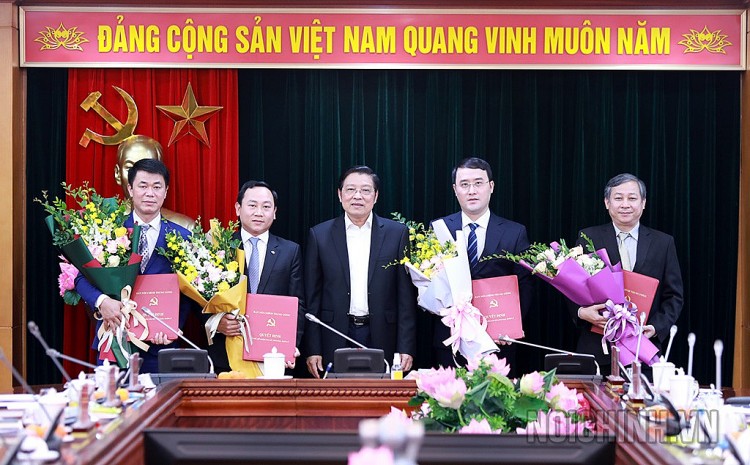 Ông Phan Đình Trạc (giữa) trao quyết định, chúc mừng các cán bộ