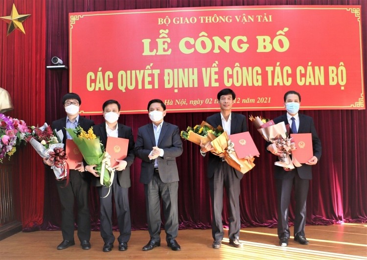 Bộ trưởng Nguyễn Văn Thể (giữa) trao các quyết định