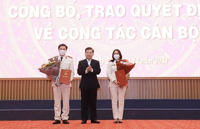 Ông Lê Minh Trí (giữa) trao quyết định cho ông Nguyễn Đức Bằng và Trần Thị Thanh Huyền (Ảnh: VGP)