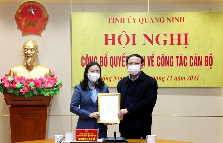 Ông Nguyễn Xuân Ký trao quyết định, chúc mừng bà Vi Ngọc Bích (Ảnh: VGP)