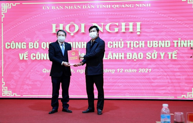 Ông Nguyễn Tường Văn, Chủ tịch UBND tỉnh Quảng Ninh trao quyết định cho ông Trịnh Văn Mạnh