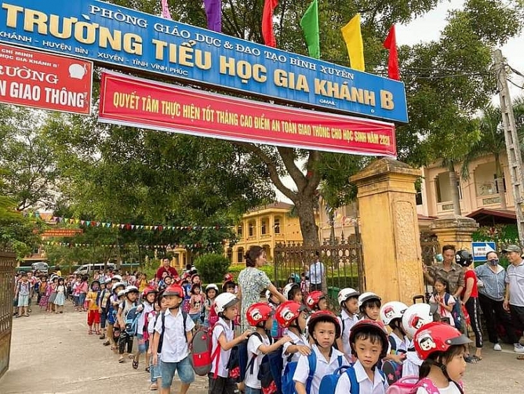 Vĩnh Phúc: “Xếp hàng đón con” nét đẹp văn hóa giao thông cổng trường Tiểu học Gia Khánh B