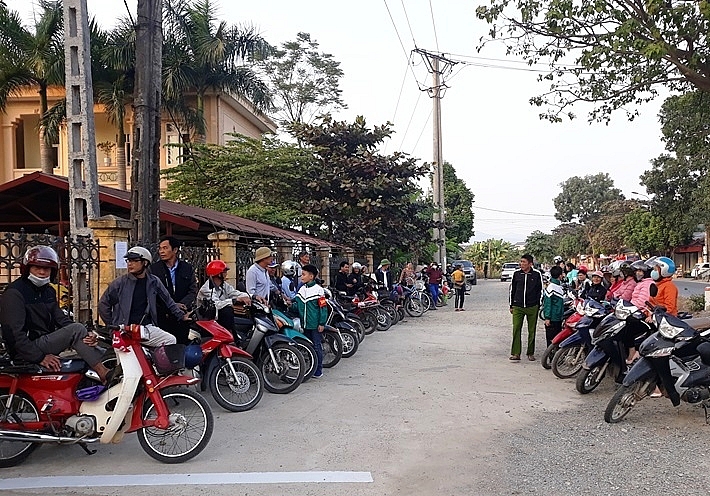 Vĩnh Phúc: “Xếp hàng đón con” nét đẹp văn hóa giao thông cổng trường Tiểu học Gia Khánh B