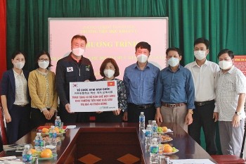 KFHI trao tặng 40 bộ bàn ghế học sinh cho trường Tiểu học Khả Cửu, tỉnh Phú Thọ