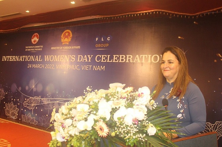 Phụ nữ Việt Nam thể hiện vai trò quan trọng trong hòa bình và phát triển